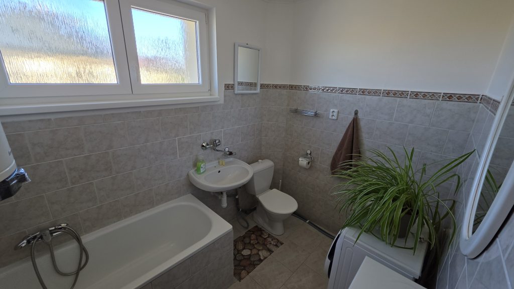 Koupelna s vanou, umyvadlem a WC