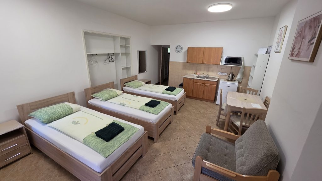 Apartmán se třemi lůžky, kuchyňským koutem a jídelním stolem