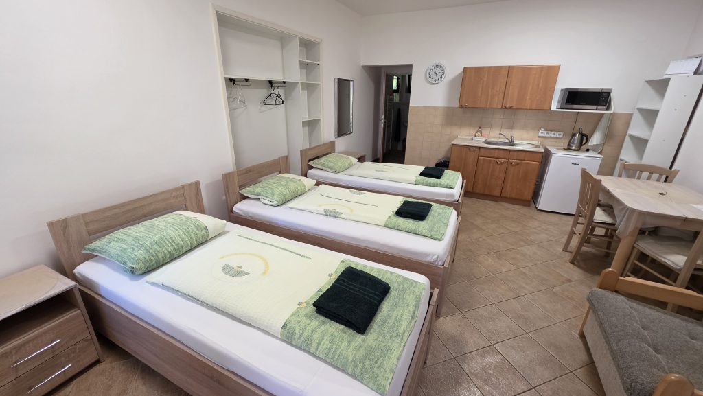 Apartmán se třemi lůžky, pohled od vstupu