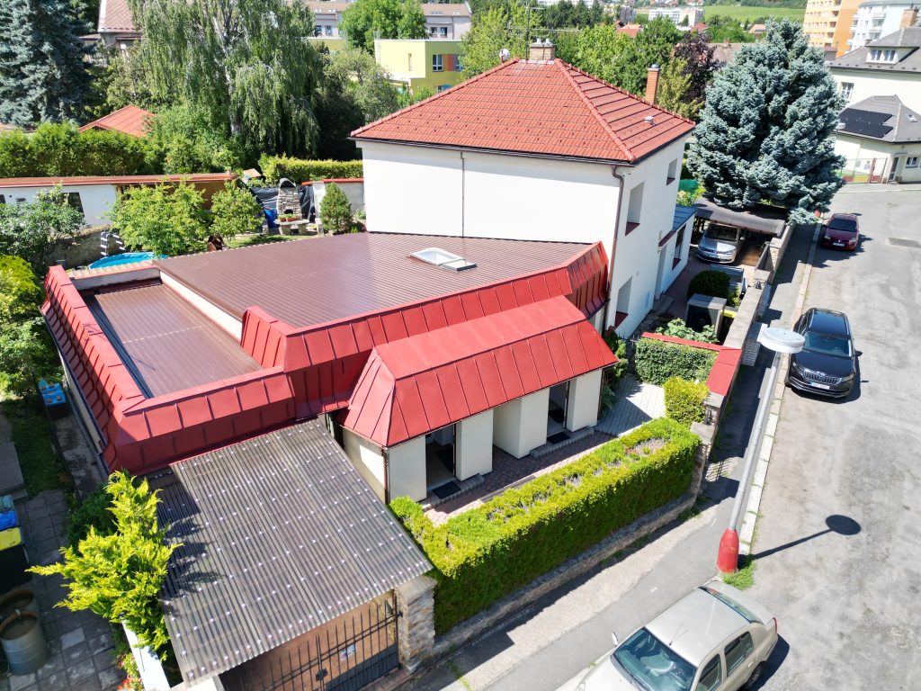Pension U Karásků z ptačí perspektivy — střechy, dvůr a přístavba