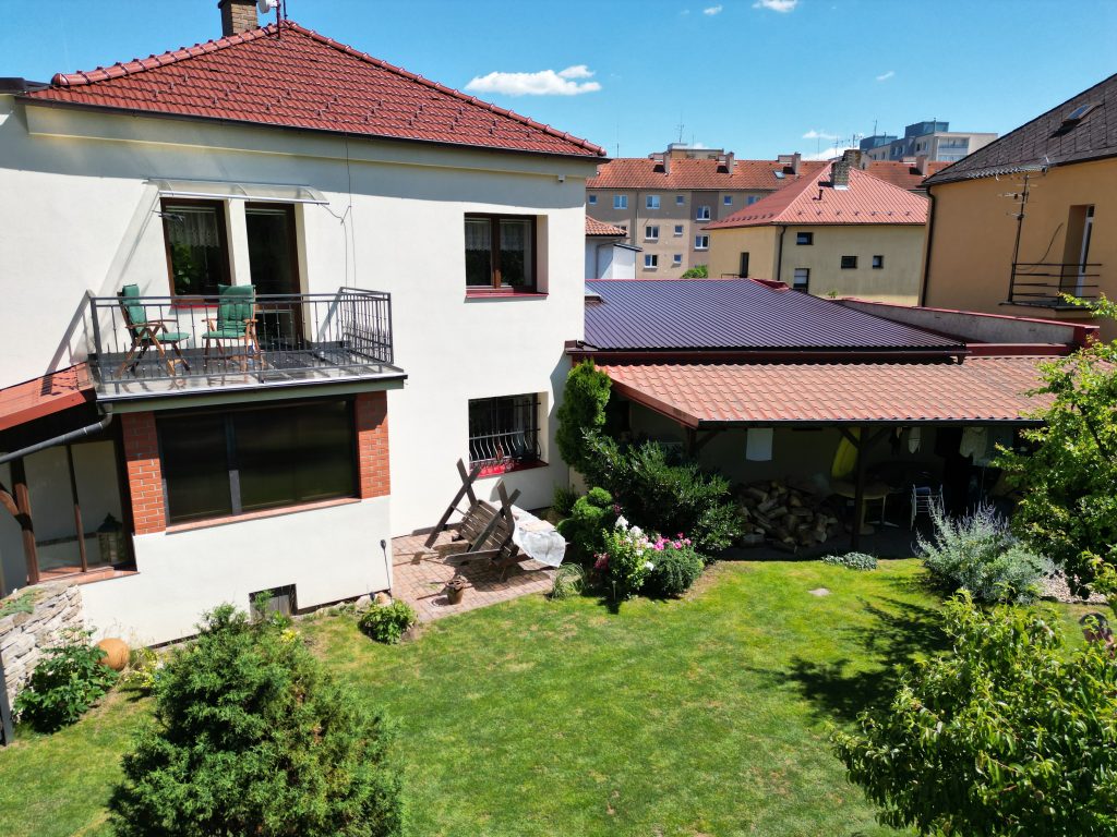 Pension ze zahrady — balkon s posezením a krytá terasa
